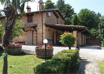 Vendita Rustico Casale con piscina a Orciano (PU)